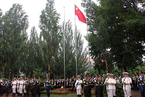 我校举行升旗仪式庆祝中国共产党成立95周年